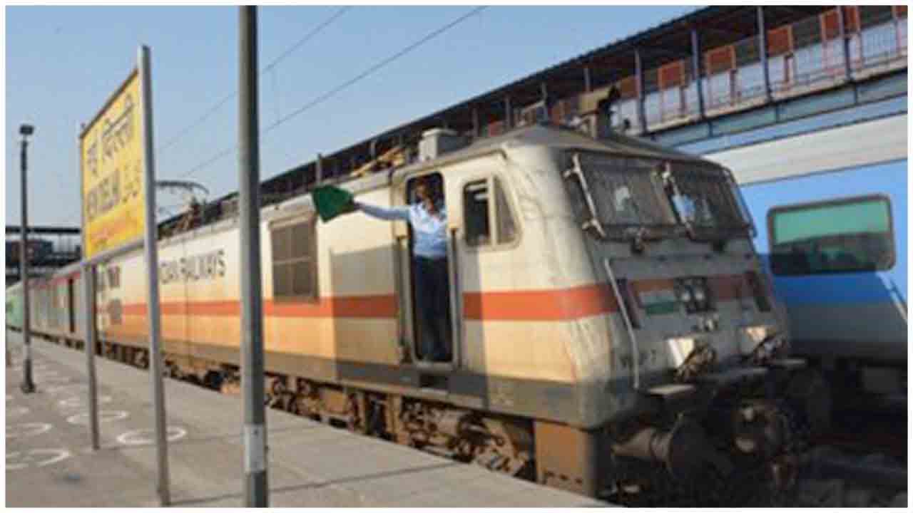First Special train 02422 from New-Delhi to Bilaspur departed from Delhi Today