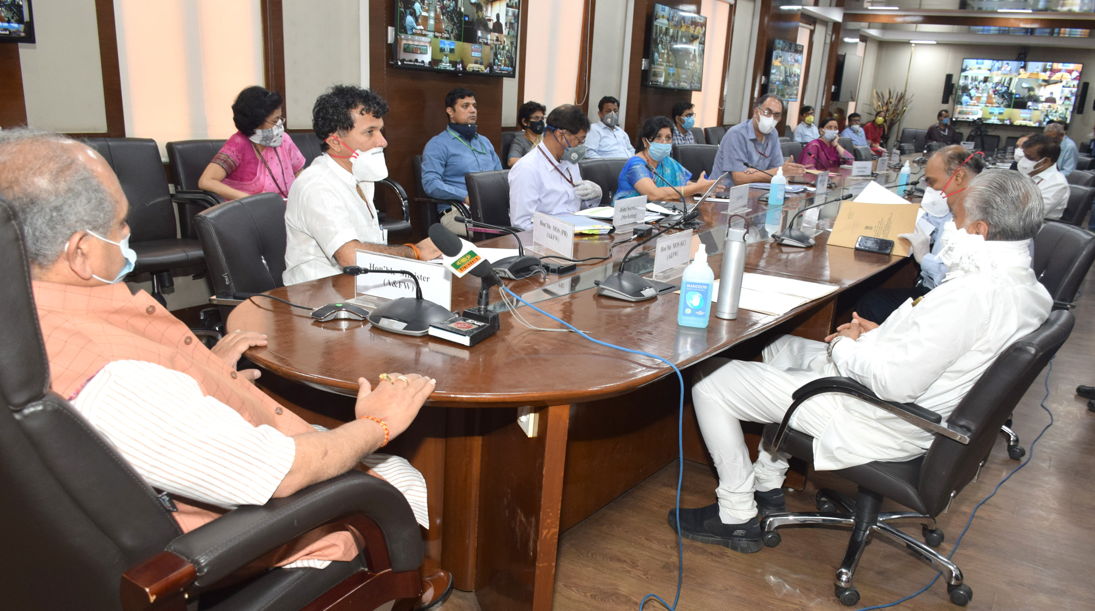 The Union Minister for Minority Affairs and Chairman, Central Waqf Council, Shri Mukhtar Abbas Naqvi addressing the CEOs, Chairmen of state Waqf boards through video conferencing, in New Delhi on April 16, 2020.