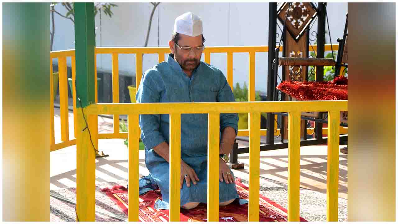 The Union Minister for Minority Affairs, Shri Mukhtar Abbas Naqvi offering Namaz on the occasion of Iduâ€™l Fitr (Eid), at his residence, in New Delhi